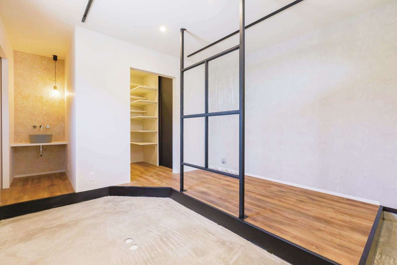 ARRCH アーチ【デザイン住宅、間取り、建築家】木製ドアを開けるとすぐ店舗スペースが。最初はフリースペースとして利用し、将来的に美容室を開業予定