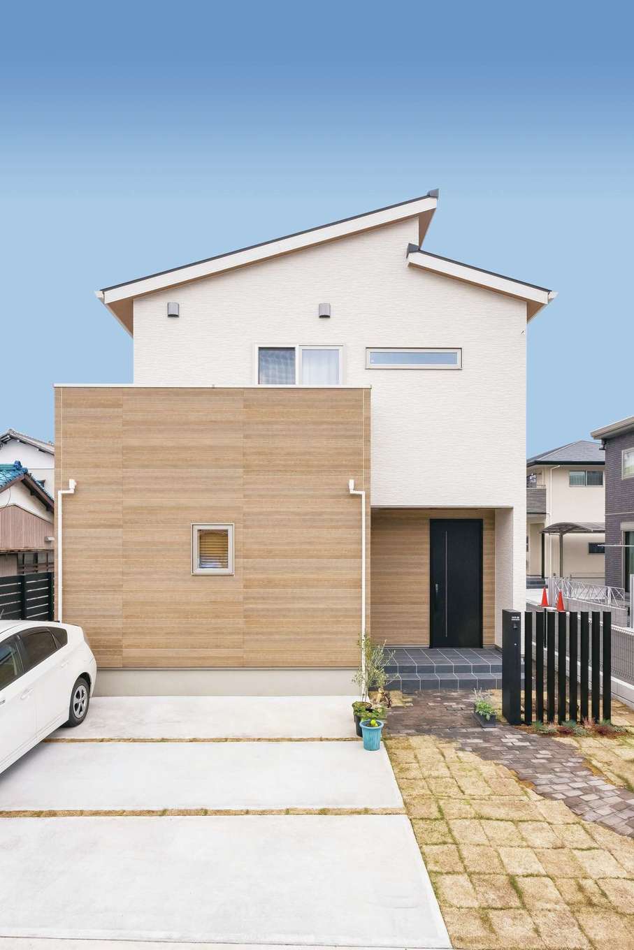 イデキョウホーム【デザイン住宅、省エネ、インテリア】エッジの効いた外観デザイン。これから芝生や植物を植えるなど、家づくりの楽しみはまだまだ続きそう