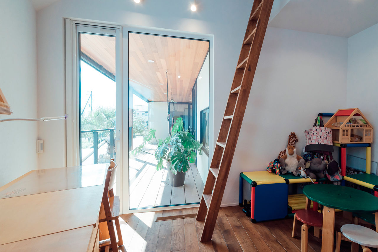 チェックハウス｜明るく開放的な屋内遊び場。木製のはしごとカラフルな家具が配置され、子どもたちが楽しく過ごせる空間を演出している。