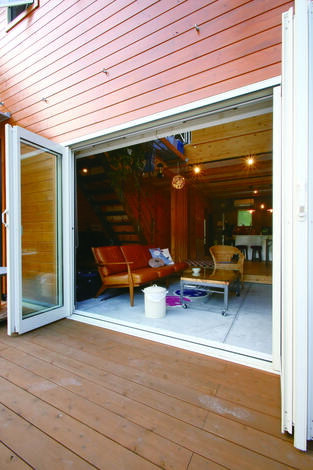 リビングとフラットにつながるウッドデッキ