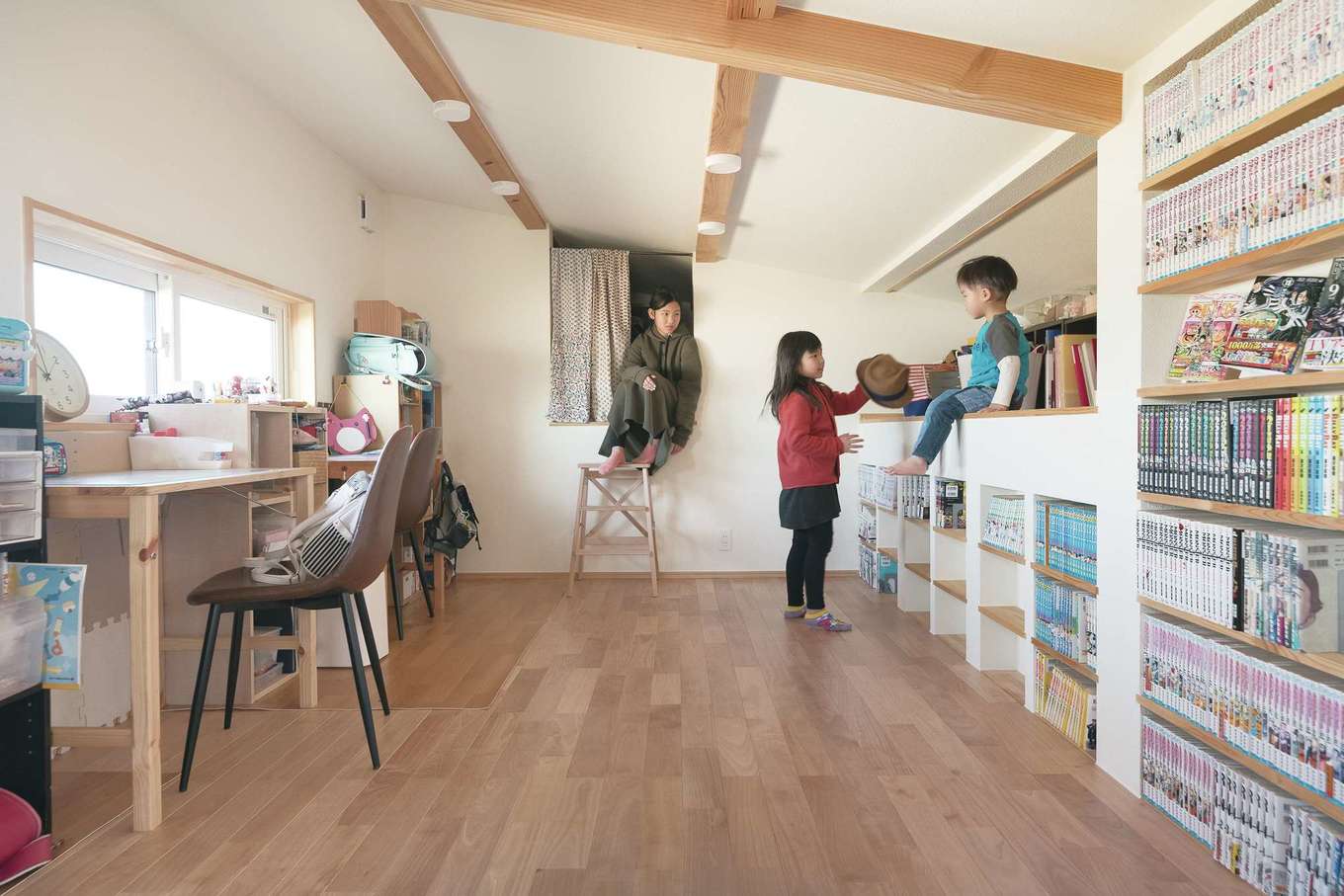 Casa（カーサ）【子育て、間取り、平屋】まるで隠れ家のような小屋裏は、壁一面の造作書棚が存在感たっぷり。「大工さんに相談して造っていただきました。我が家は大人も子どもも漫画が大好き」とAさんは語る。ちょっとした収納スペースを椅子がわりにしておしゃべりしたり、カーテンで仕切った収納空間にお布団を敷いて寝てみたり。すべてが子どもたちの秘密基地さながら