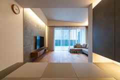 木とタイルが調和する、心地よい家