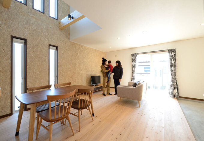 家族がどこにいても目が届く位置にキッチンをレイアウト。ランドリールーム、浴室へと一直線につながる家事ラク動線を確保し、子育てママの負担を軽減。バックヤードのOSBの壁には、ご主人手づくりの収納棚を設置する予定