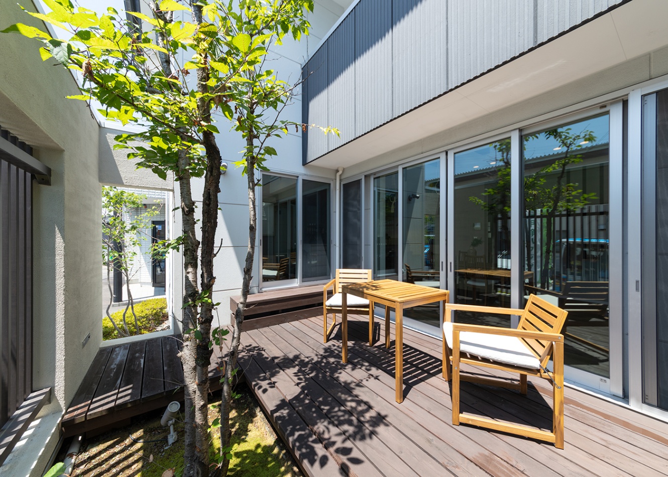 甲静ハウジング【静岡市清水区長崎277-2・モデルハウス】晴れた日には木々を眺めながらブランチをしたり、友人を招いてＢＢＱなどを気兼ねなく楽しむことができるプライベートな庭