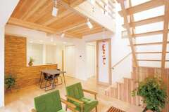 吹き抜けと17畳のLDK階段が一体となった空間のあるリビングは、実際の延べ床面積よりもずっと広く感じられる