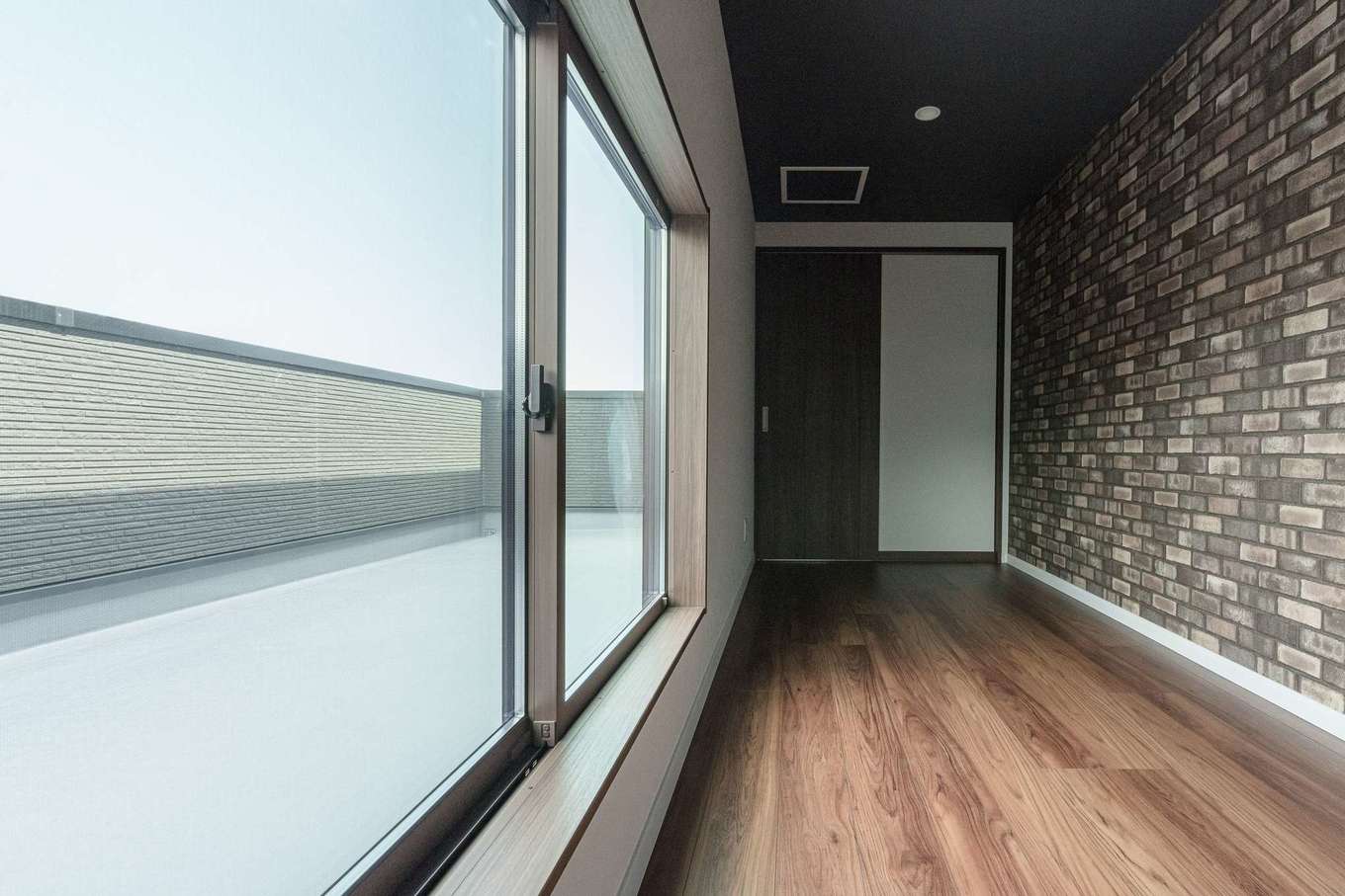 三和建設【趣味、間取り、スキップフロア】小屋裏収納はブルックリンスタイルのクロスで遊び心を。空を近くに感じる広々バルコニーでは、家庭菜園にも挑戦してみたいそう