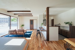 珪藻土の壁＆無垢の床の自然素材の優しさを感じるLDK
リビングの大きな掃き出し窓からたっぷりの日差しが入り明るい空間となっています。