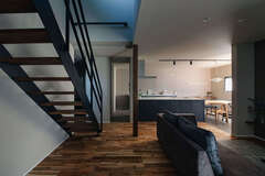 玄関ホールからLDKに入ると、キッチンへと真っすぐに続く家事動線。買い物帰りにも配慮した便利な間取りが嬉しい