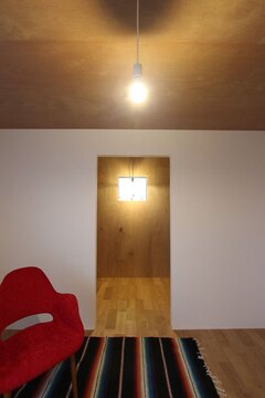 寝室からつながるウォークインクローゼット。