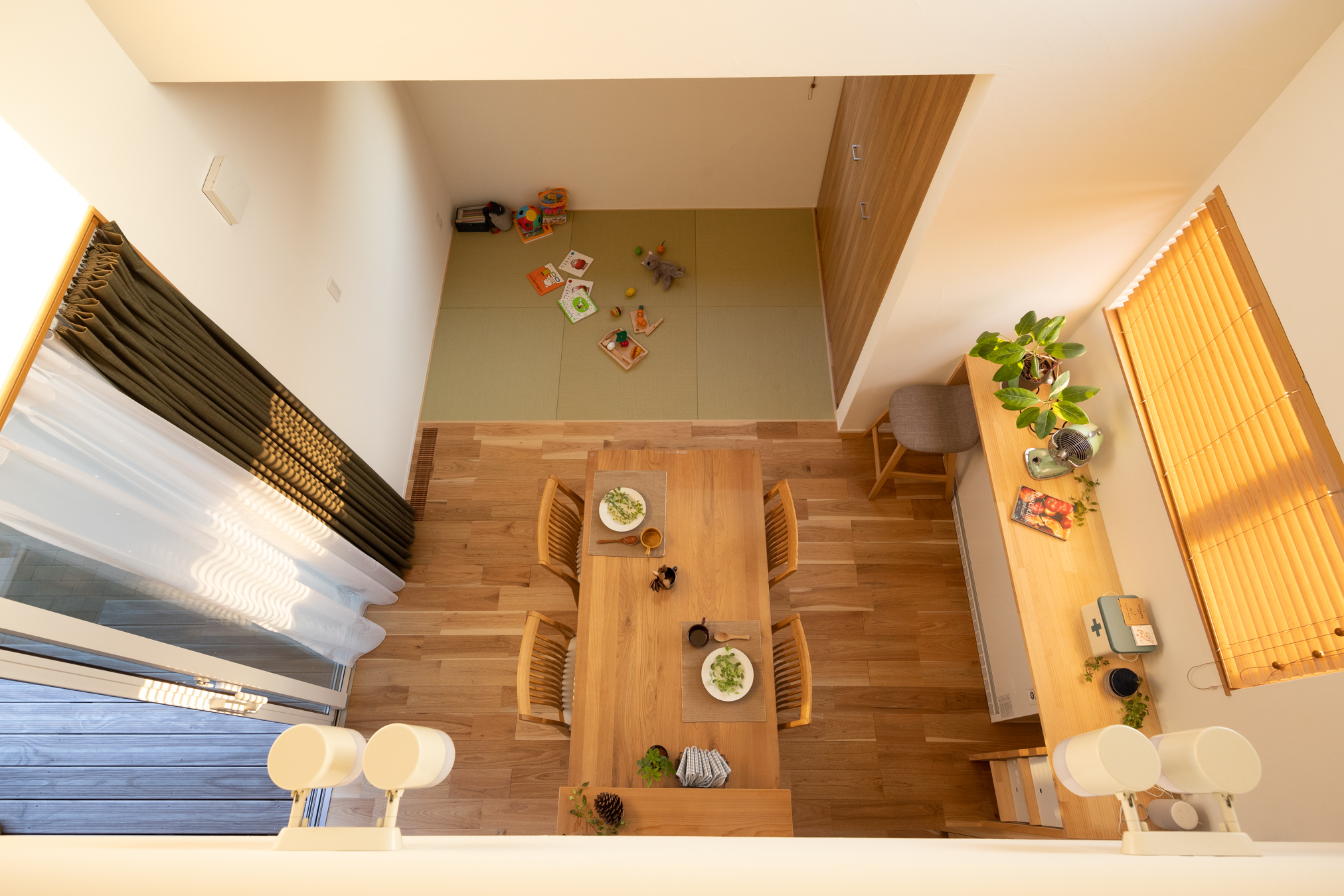 木粋舎 一級建築士事務所｜ダイニングスペースは木製のテーブルと椅子を配置し、明るい窓からの自然光が心地よい。隣には畳スペースも見える。