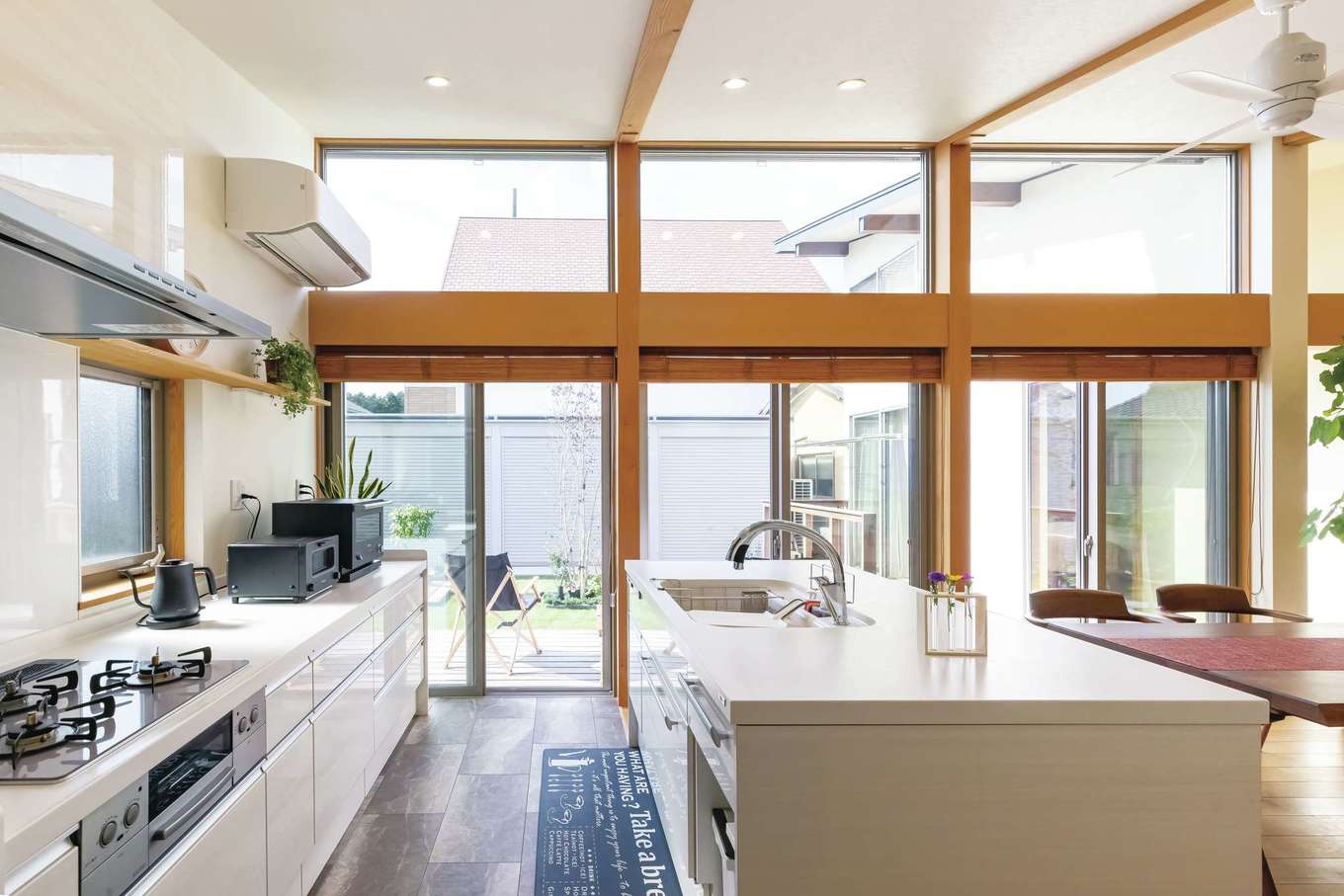 神谷綜合建設 カミヤの家【デザイン住宅、収納力、平屋】コンロ側と比べて、シンク側を5cm高くしたことで、洗い物が格段に楽になった。Ⅱ型キッチンならではのマネしたいアイデア。パントリーが隣接し、キッチンはいつでもすっきり