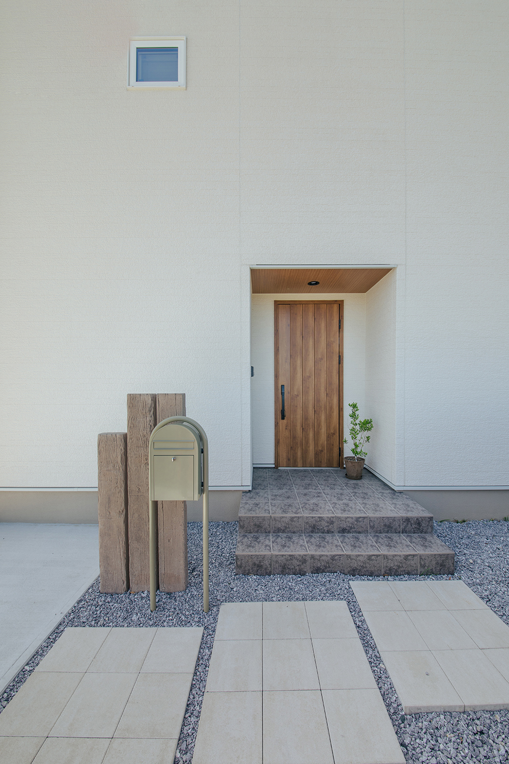 子育て安心住宅 Design Craft Office【デザイン住宅、子育て、間取り】装飾を省いたシンプルな造りで、独特なおしゃれ感が漂う玄関ポーチ