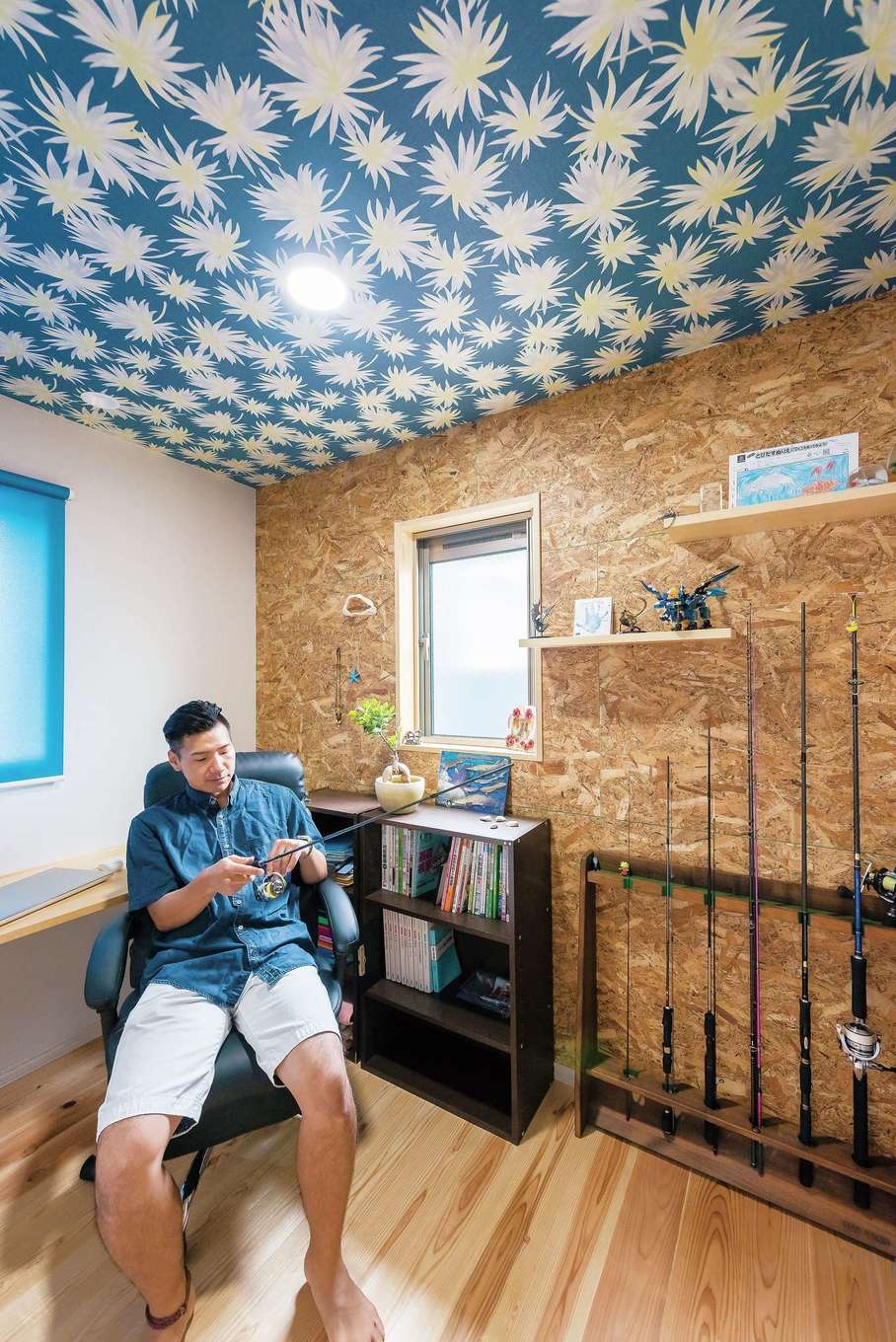 フジモクの家（富士木材）【子育て、自然素材、インテリア】素材の組み合わせが個性的なご主人の書斎。プライベートルームには遊び心をふんだんに取り入れた