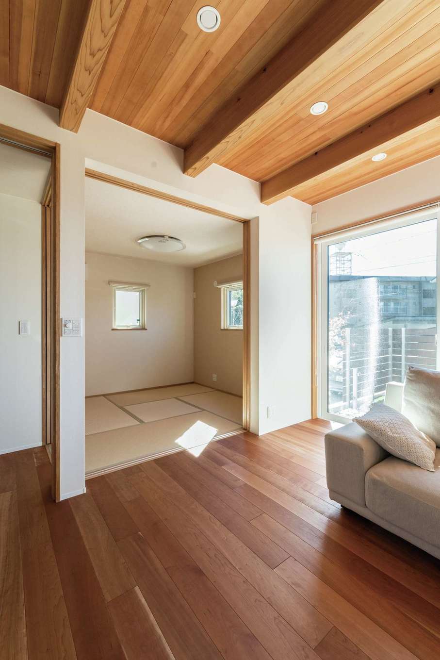 仲田工務店【自然素材、省エネ、間取り】リビングの隣は和室。窓からカエデの紅葉を見られる落ち着いた佇まいは客間やくつろぎの間にふさわしい 