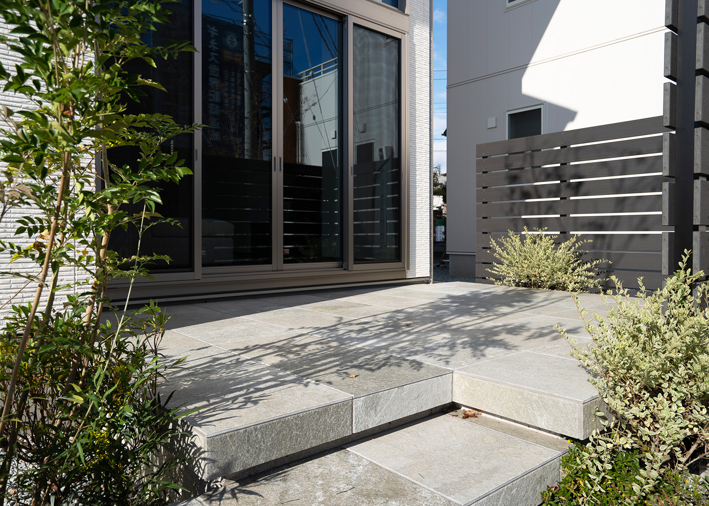 ミサワホーム甲信【デザイン住宅、収納力、間取り】1階テラスには目隠しを設け、通りからの視線をほど良くカット