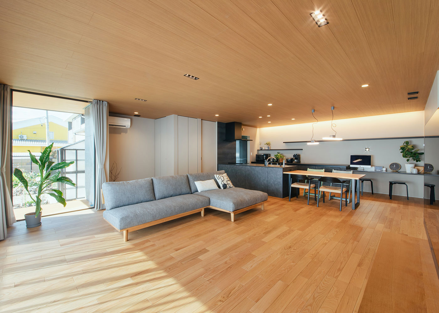 アイ工務店 愛知【デザイン住宅、間取り、平屋】床とウッドデッキ、天井と軒をフラットに