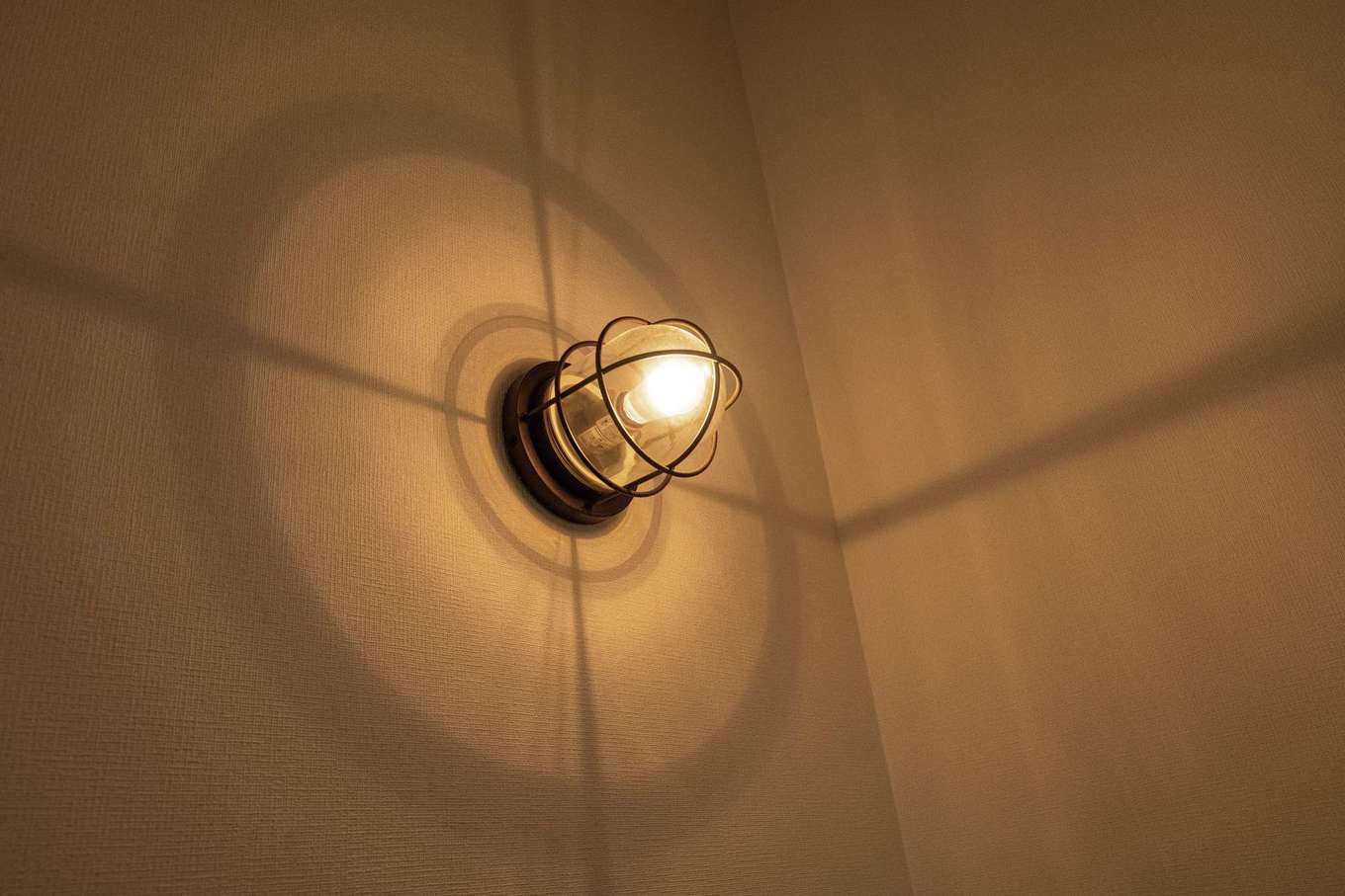 ぽっくハウス【リプルス】【デザイン住宅、収納力、趣味】照明はマリンランプを中心に採用。壁に映る影もお気に入り