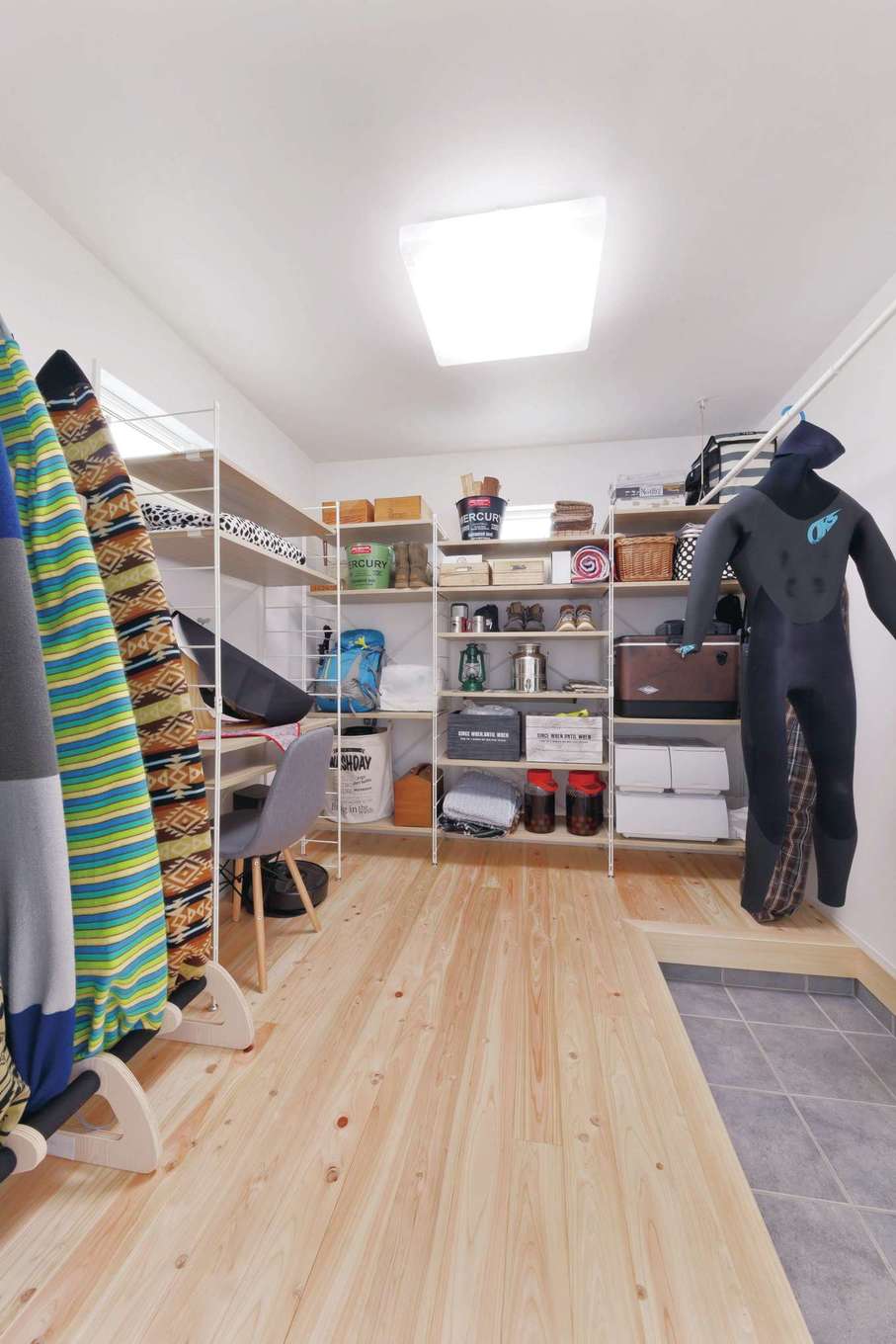 フジモクの家（富士木材）【自然素材、間取り、平屋】サーフボード、スノボ、登山、キャンプ用品などをスッキリと収納できる4.5畳の納戸。玄関からもオープンテラスからもアクセスできる2WAYが便利。床は調湿効果の高い「富士ひのき」