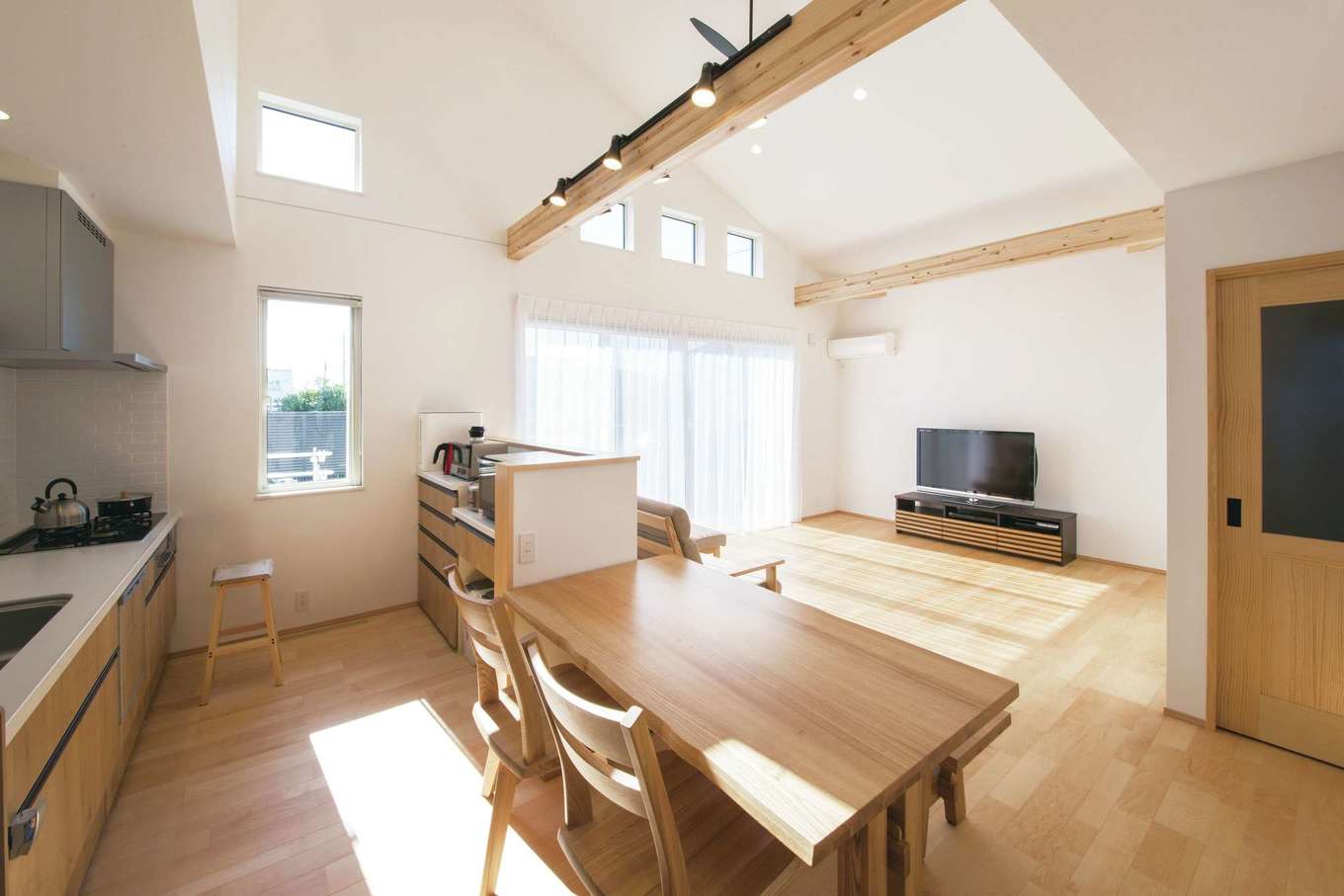 コットンハウス【子育て、省エネ、間取り】キッチンは壁付けのI型とし、カウンター部分には家電と食器を収納。調理・配膳・片付けがスムーズにできる