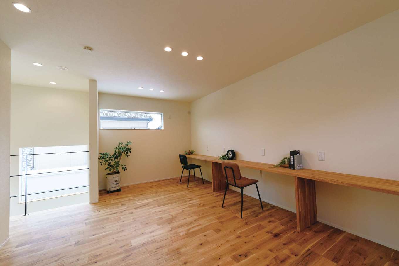 住家 JYUKA【デザイン住宅、間取り、建築家】デスクを造作した大空間のフリースペース。最大3室の個室にもなる仕様