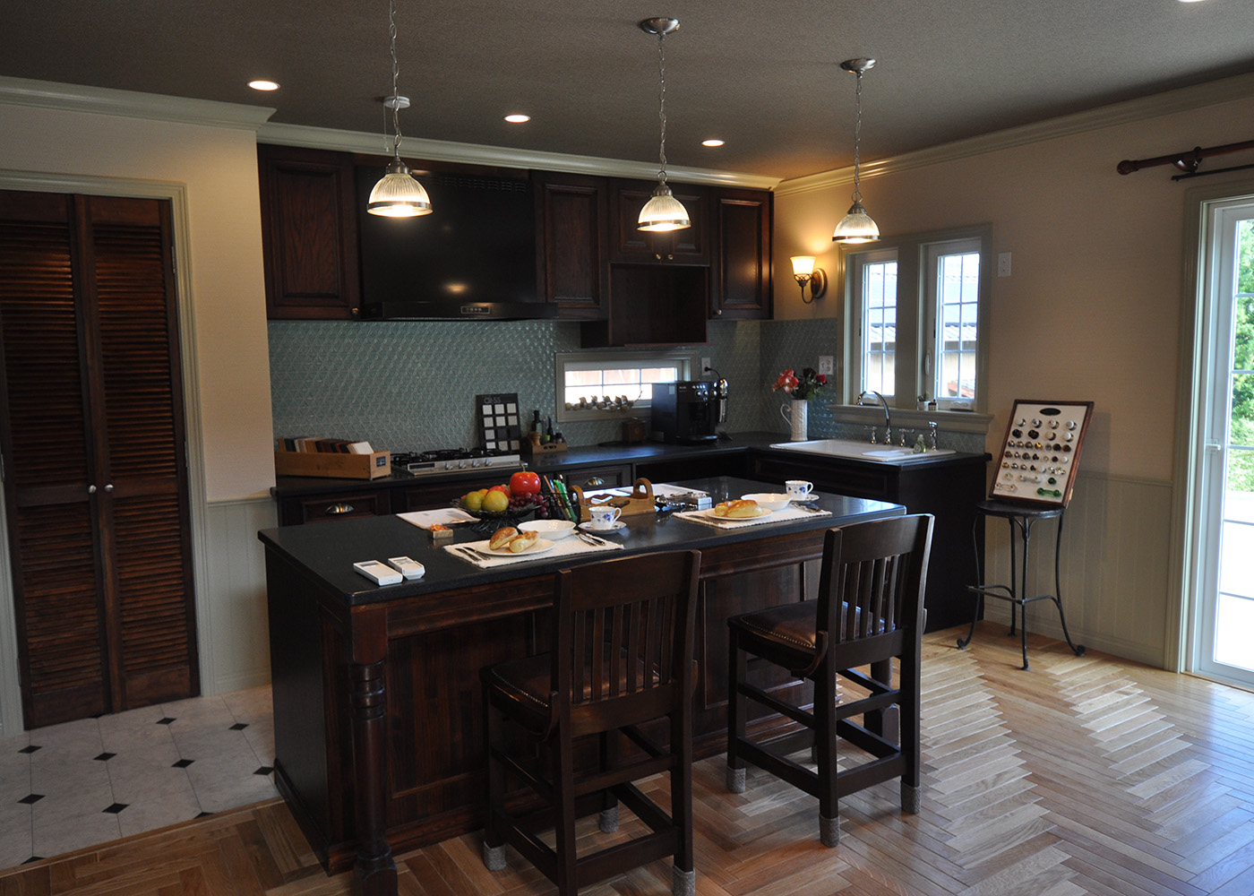 リンゾー【輸入住宅、ガレージ、デザイン住宅】L字型のキッチン。床はヘリンボーン張りでおしゃれに演出。水回りへのアクセスもしやすく家事時間を短縮