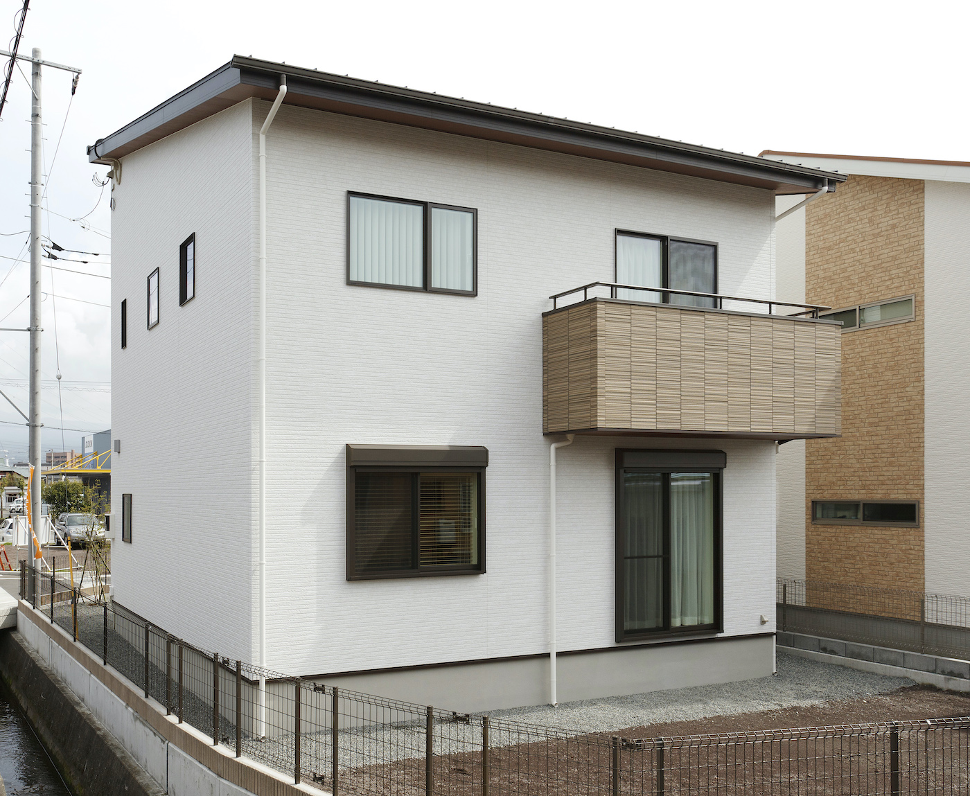 イデキョウホーム【デザイン住宅、省エネ、間取り】ベランダが目を引く外観