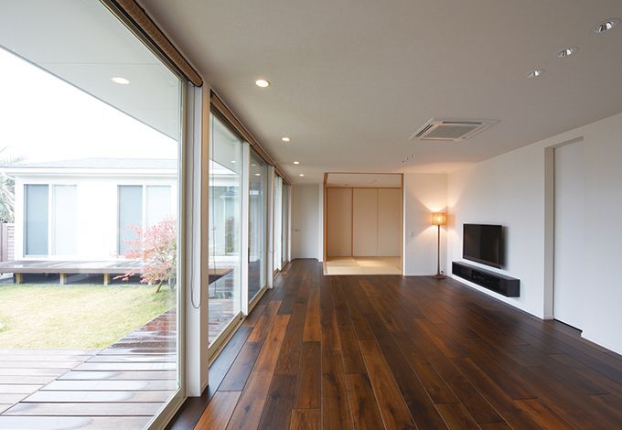 まるでリゾートに来たような落ち着いた雰囲気のリビング。寒い季節は窓際でほっこり日向ぼっこを楽しむことも