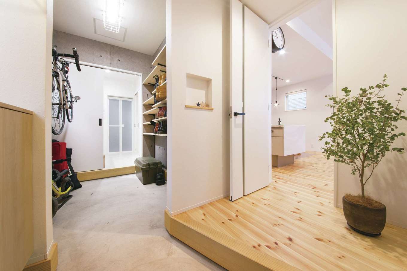 SEVEN HOUSE/セブンハウス【デザイン住宅、子育て、間取り】玄関→土間収納→洗面→リビングとぐるりと回れる動線が特徴のM邸