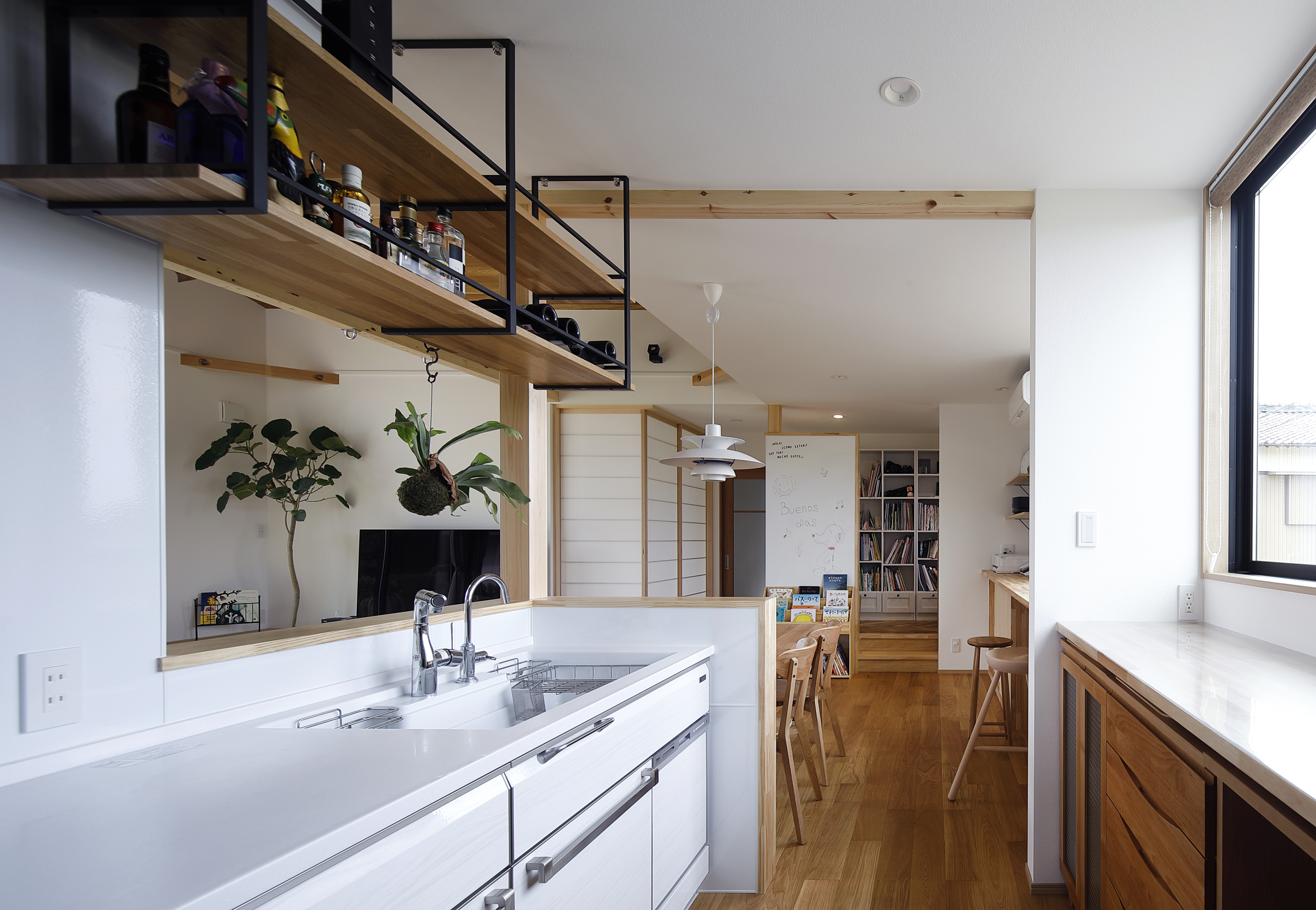 檜建設 エニーホーム【デザイン住宅、趣味、建築家】キッチンは日当たりも良く、ダイニングが隣にあるためスムーズに食事をすることが出来る