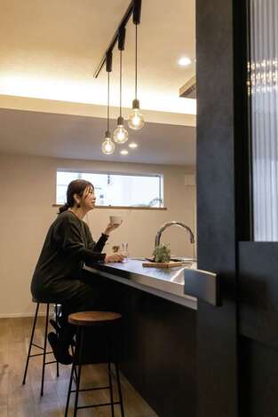 静鉄ホームズ｜カウンタースペースが取れるぺニンシュラキッチン。家事の合い間にスツールでちょっと一息も