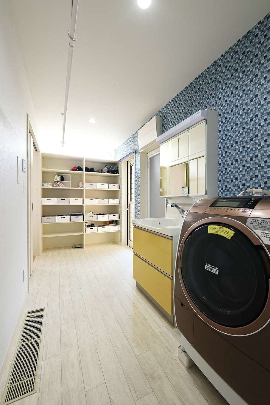 Yamaguchi Design 【デザイン住宅、夫婦で暮らす、平屋】4.5畳のランドリールーム。南側に設けたことで明るくて風通しも抜群。外からもアクセスできるので、犬の足を洗ってから室内へ入れる