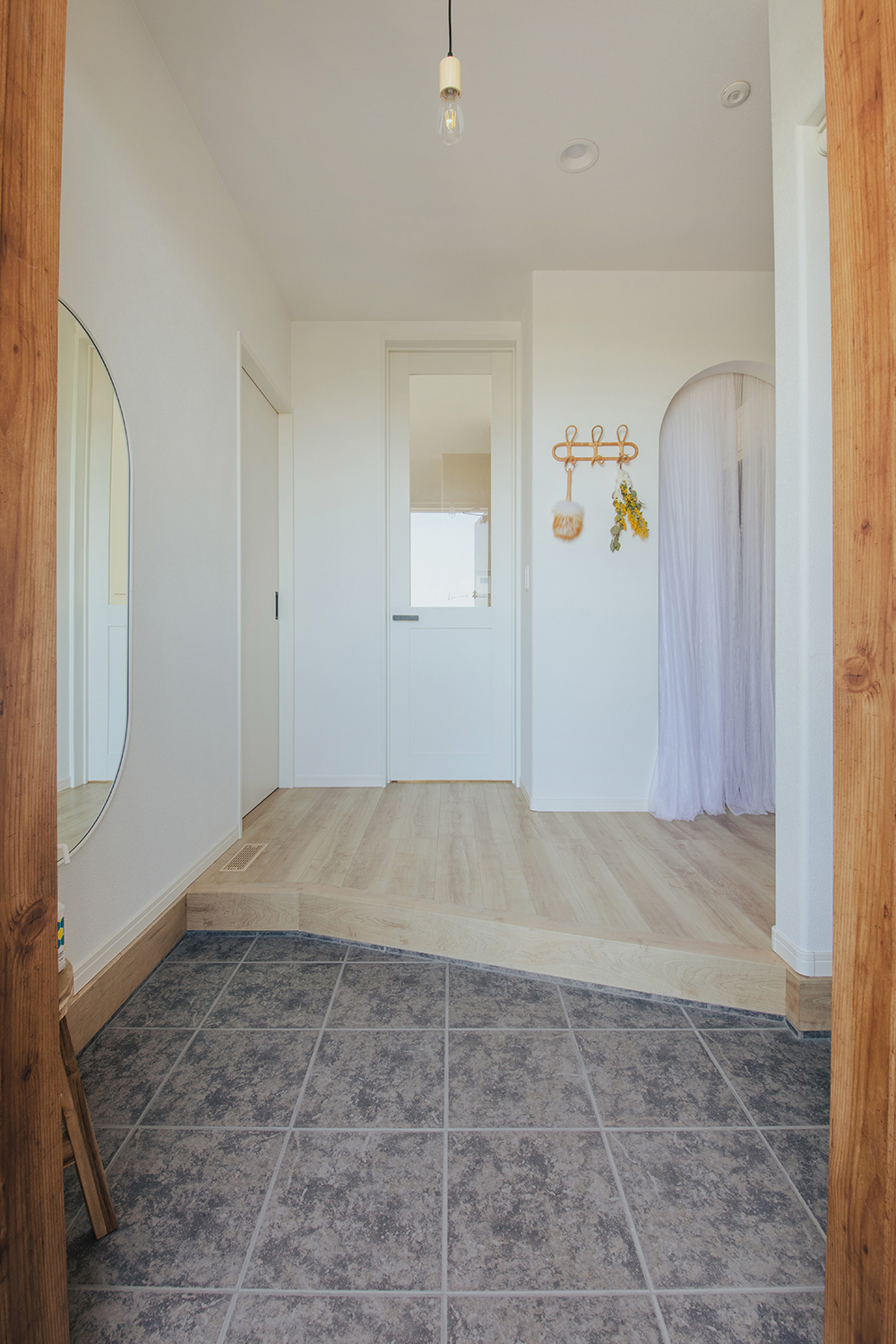 子育て安心住宅 Design Craft Office【デザイン住宅、子育て、間取り】玄関には和室、リビング、ファミリークローゼット、洗面スペースへとつながる出入り口があるため、帰宅してからの動作がスムーズに