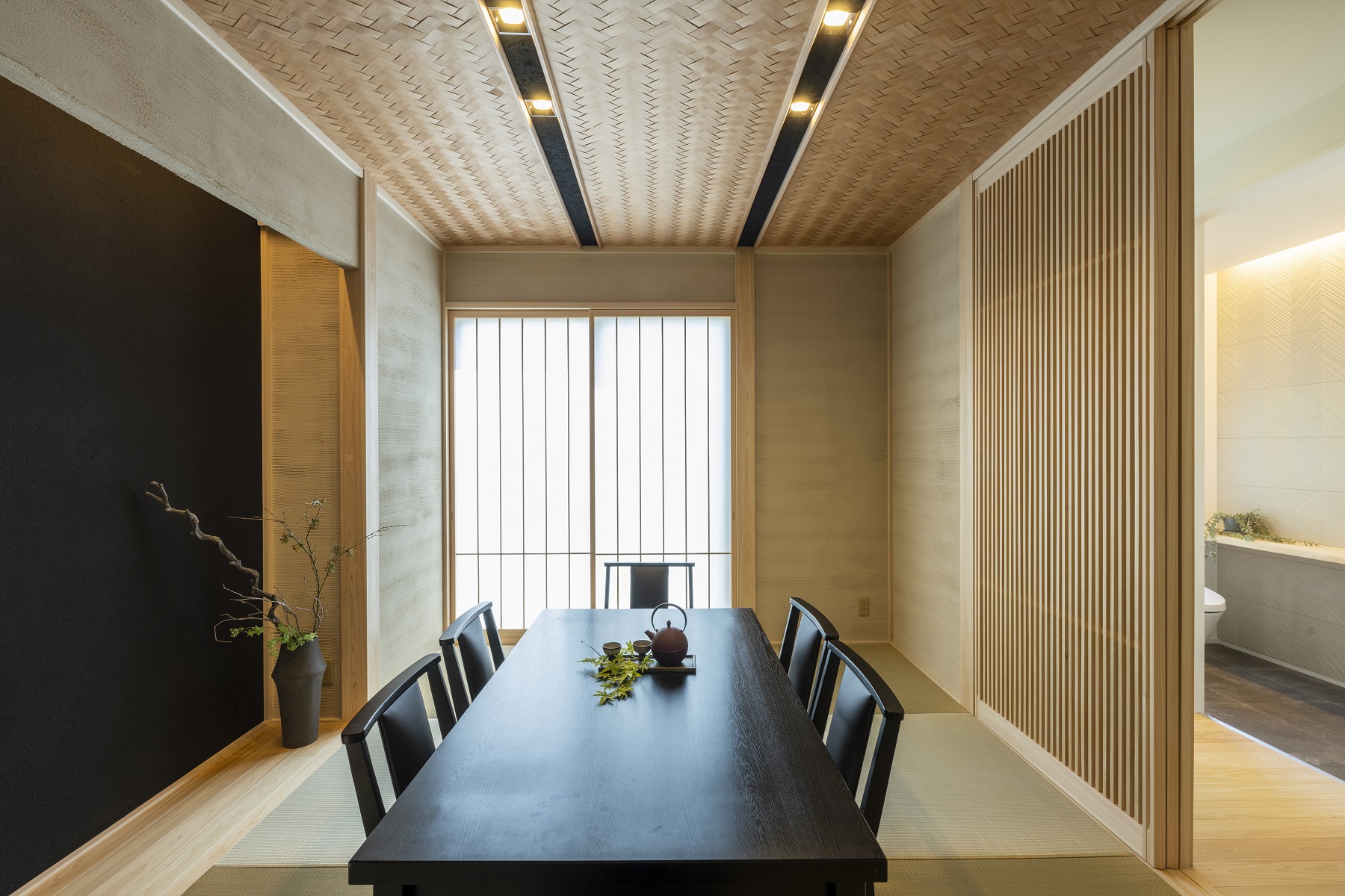 日本ハウスホールディングス 岐阜｜和モダンなインテリアデザインが特徴の和室。自然光が差し込み、開放感を演出。伝統的な素材と現代的なデザインが共存する。