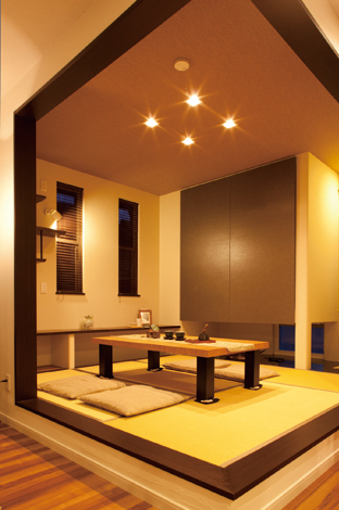 LDKとのつながりを意 識し、和になりすぎない ように。吊り押し入れは 広さを生む工夫