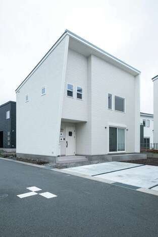 内観同様ホワイトでまとめた外観はシンプルかつモダンな表情。軒と袖壁による縁取りが、ほどよい個性に
