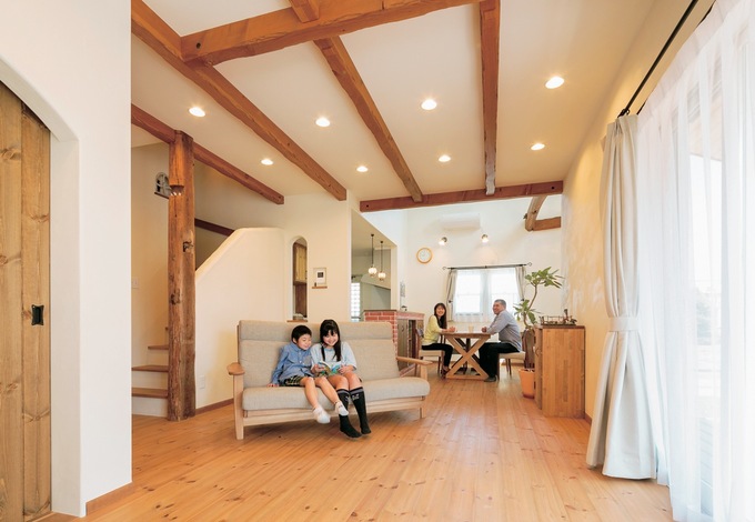 階段下などに収納を作り、リビングはすっきりと広く。階段脇の柱は古材を使用