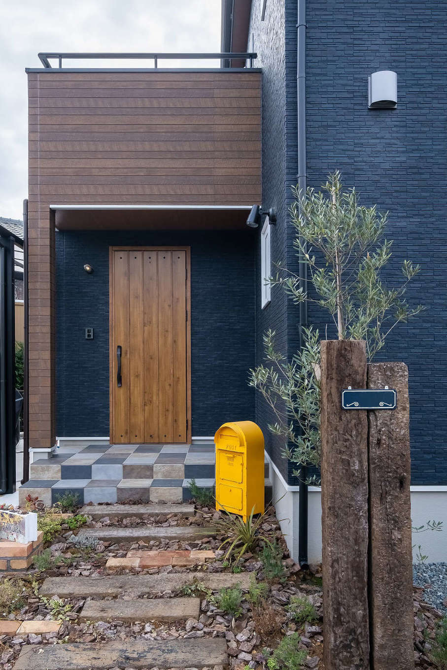 イデキョウホーム【デザイン住宅、省エネ、間取り】玄関タイルは、現場で相談しながらさまざまな色をランダムに配置。唯一無二のオリジナルポーチが完成