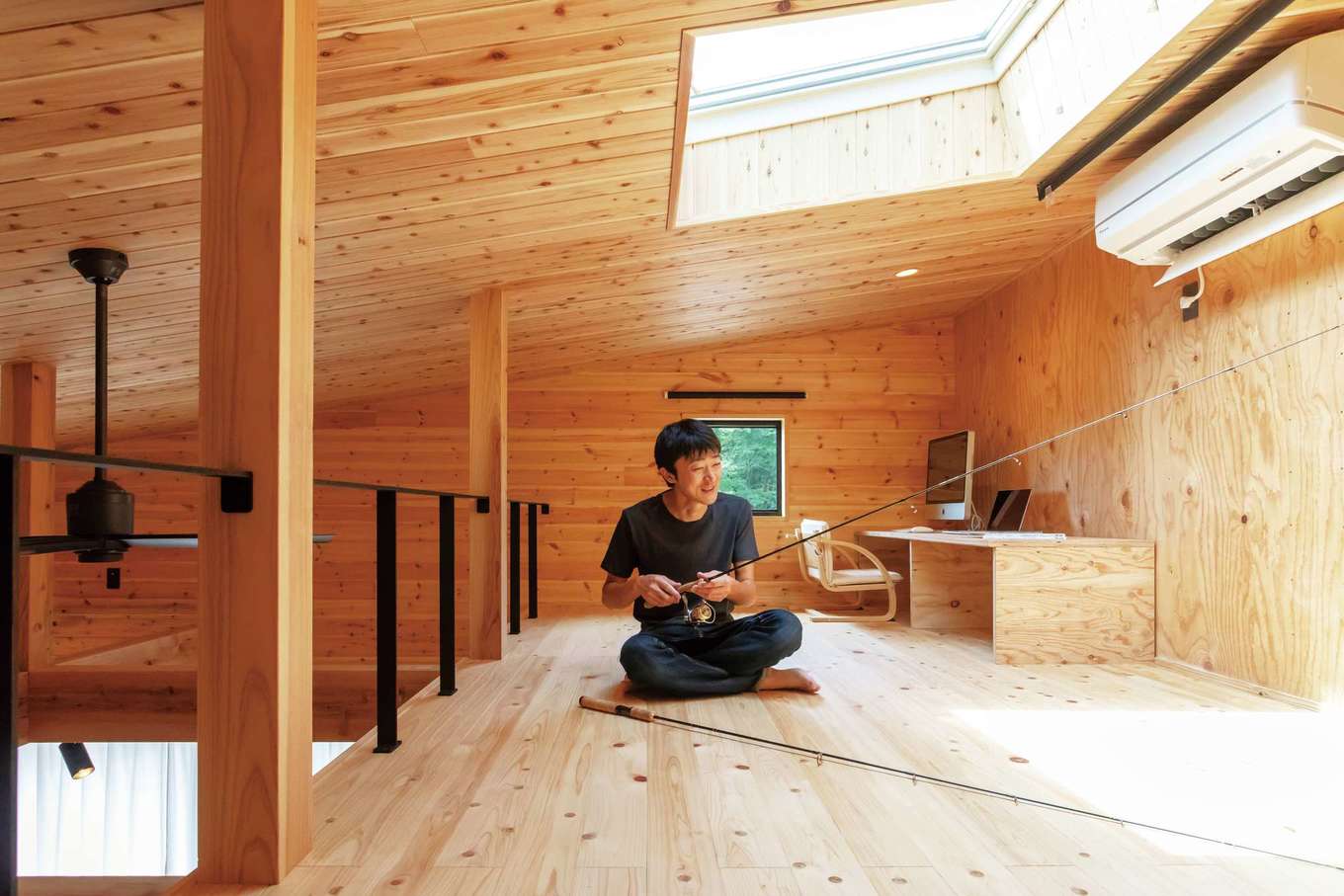 フジモクの家（富士木材）【デザイン住宅、自然素材、平屋】11畳のロフトはご主人の書斎。釣竿を手入れしたり、天窓から星空を眺めたり。趣のある座机は『フジモク』の造作