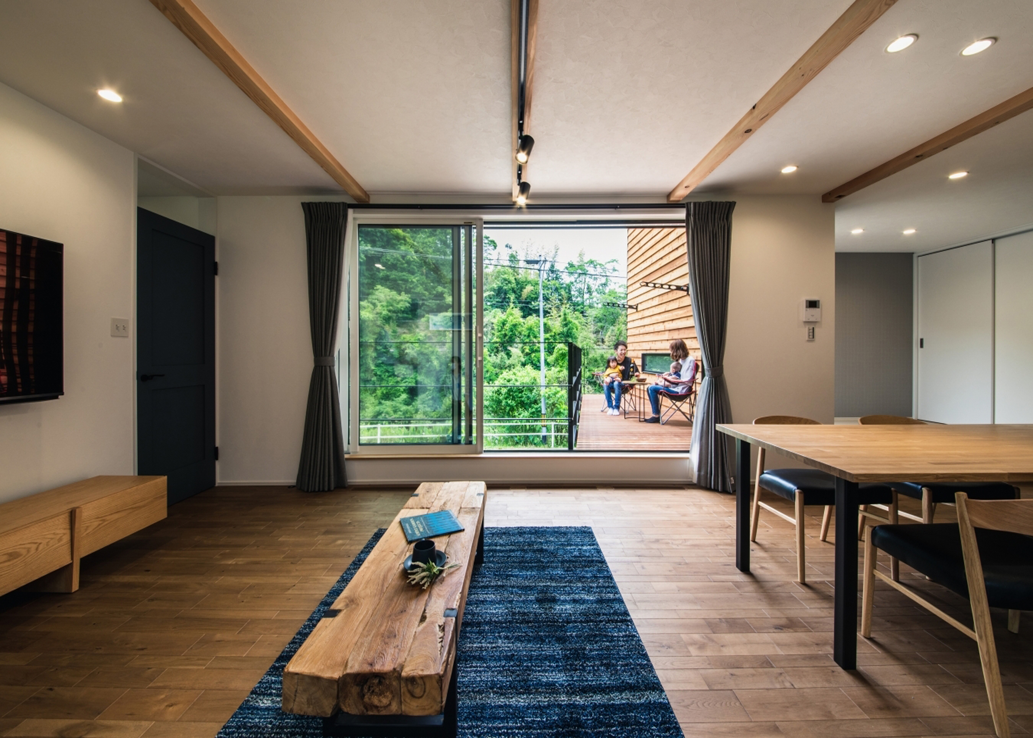 小幡建設【デザイン住宅、建築家、スキップフロア】ウッドデッキへとつながるリビング。眺望をいかした大開口が気持ちよい