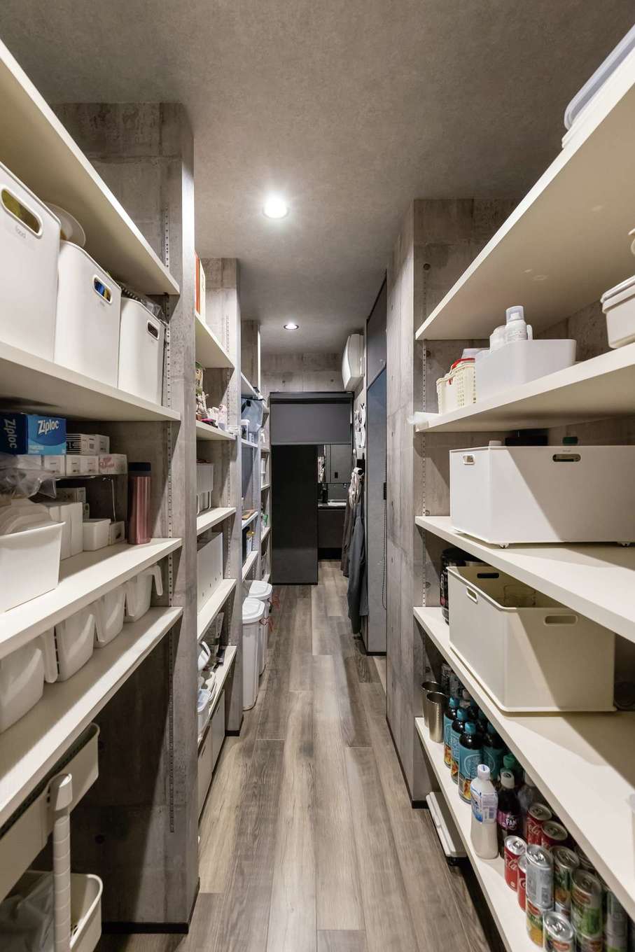 Custom House（スマイリングリノベーション）【デザイン住宅、収納力、平屋】大容量のパントリーは、両側に棚をびっしり設けてあり収納力抜群。キッチンから水回り方面に通り抜けできる