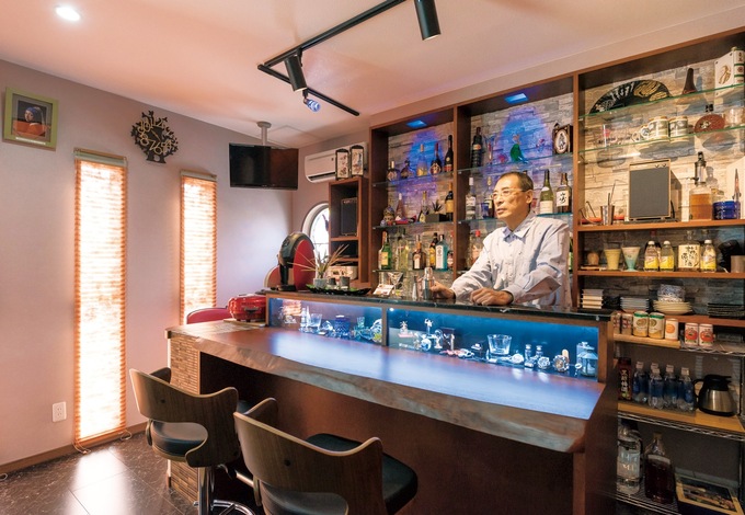 こだわりの一枚板のカウンターやコレクションケース、ブラックライトなど、ご主人のロマンが詰まった空間。バックバーには欧州の稀少なお酒も並ぶ