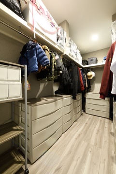 ５人家族分の衣類をしまえる大きなクローゼットルーム！衣類だけでなく季節ものや布団など大きな物の収納も可能◎