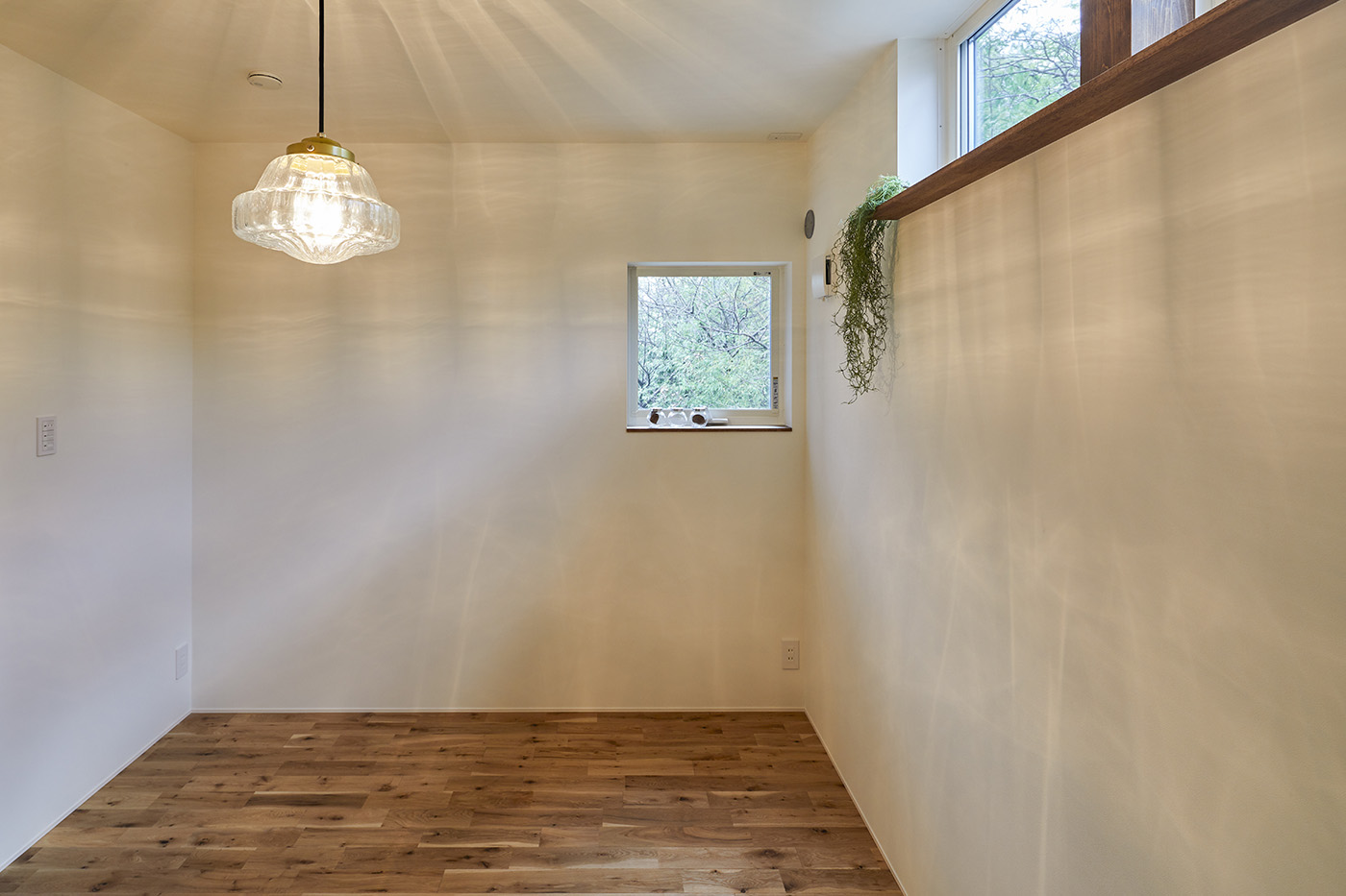 温戸ライフ【デザイン住宅、趣味、自然素材】部屋ごとに照明もコーディネート。緑を切り抜くように窓が配置されている