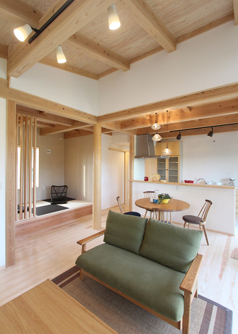 柔らかい木の色と白を基調とした内装