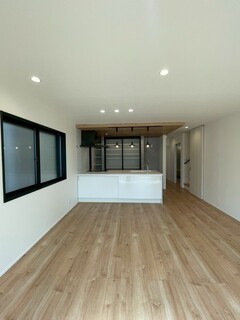光と風が織りなすシンプルモダンの住まい
