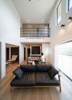 開放感に満たされた吹き抜けのLDK。ダイニングテーブル横のセカンドリビングは、将来の寝室になる予定