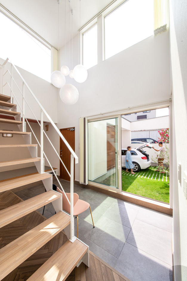 SEIEN ARCHITECT【趣味、建築家、インテリア】中庭と一体化した土間は、大勢のゲストを招いてのホームパーティやバーベキューでも大活躍。階段を上り下りするときも中庭の景色を眺められる