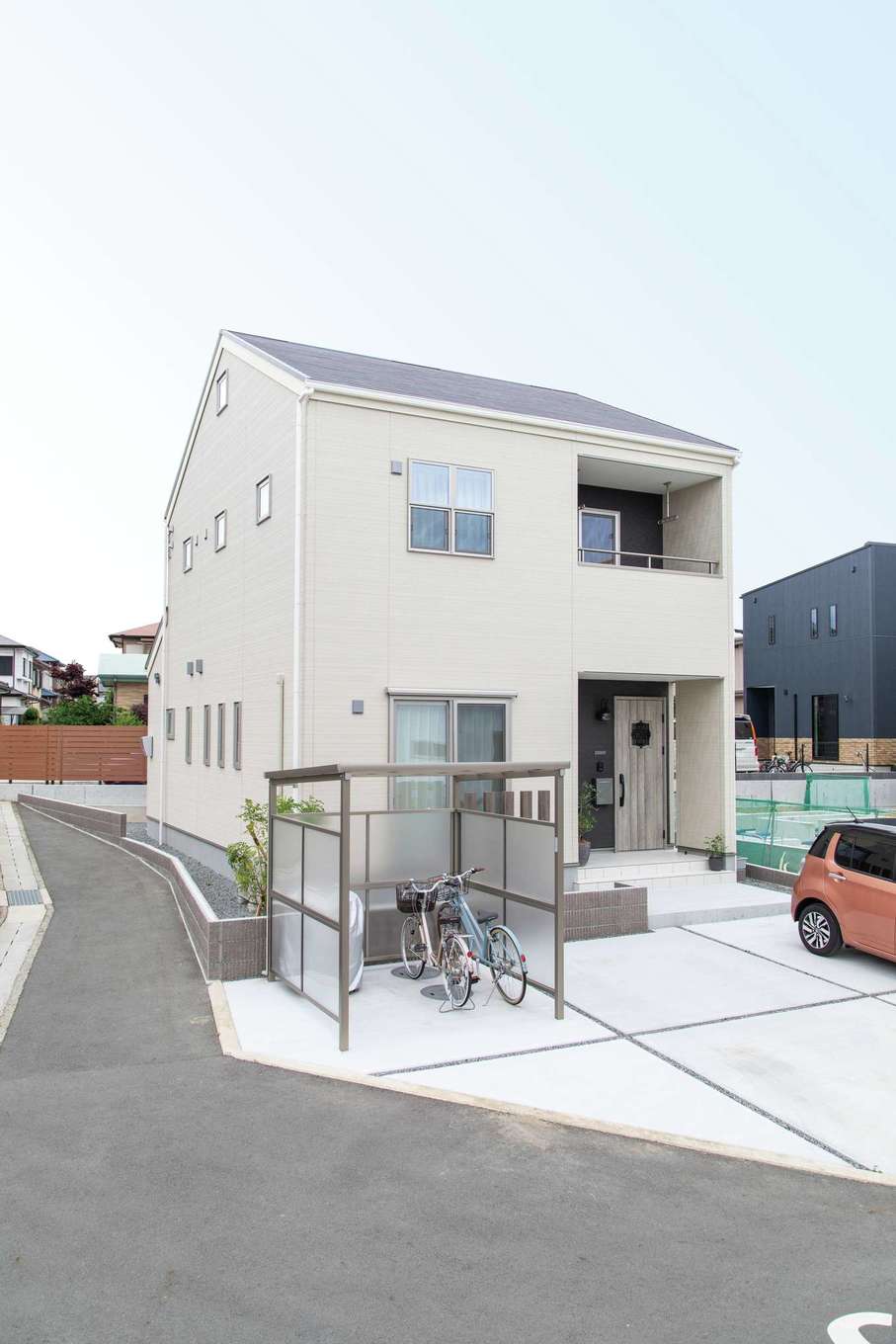 芹工務店【デザイン住宅、趣味、間取り】シンプルな外観。道路側に並んだ2階とロフトの小窓がかわいい。2階のインナーバルコニーからの景色も抜群