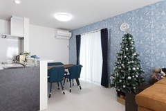 壁にはおしゃれなアクセントクロスが施され、季節感を感じさせるクリスマスツリーも映えます。