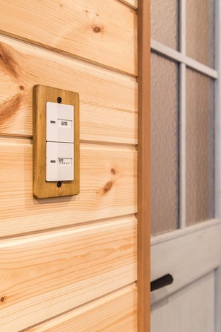 スイッチのカバーも木調で統一。細かな部分にも愛着がもてる